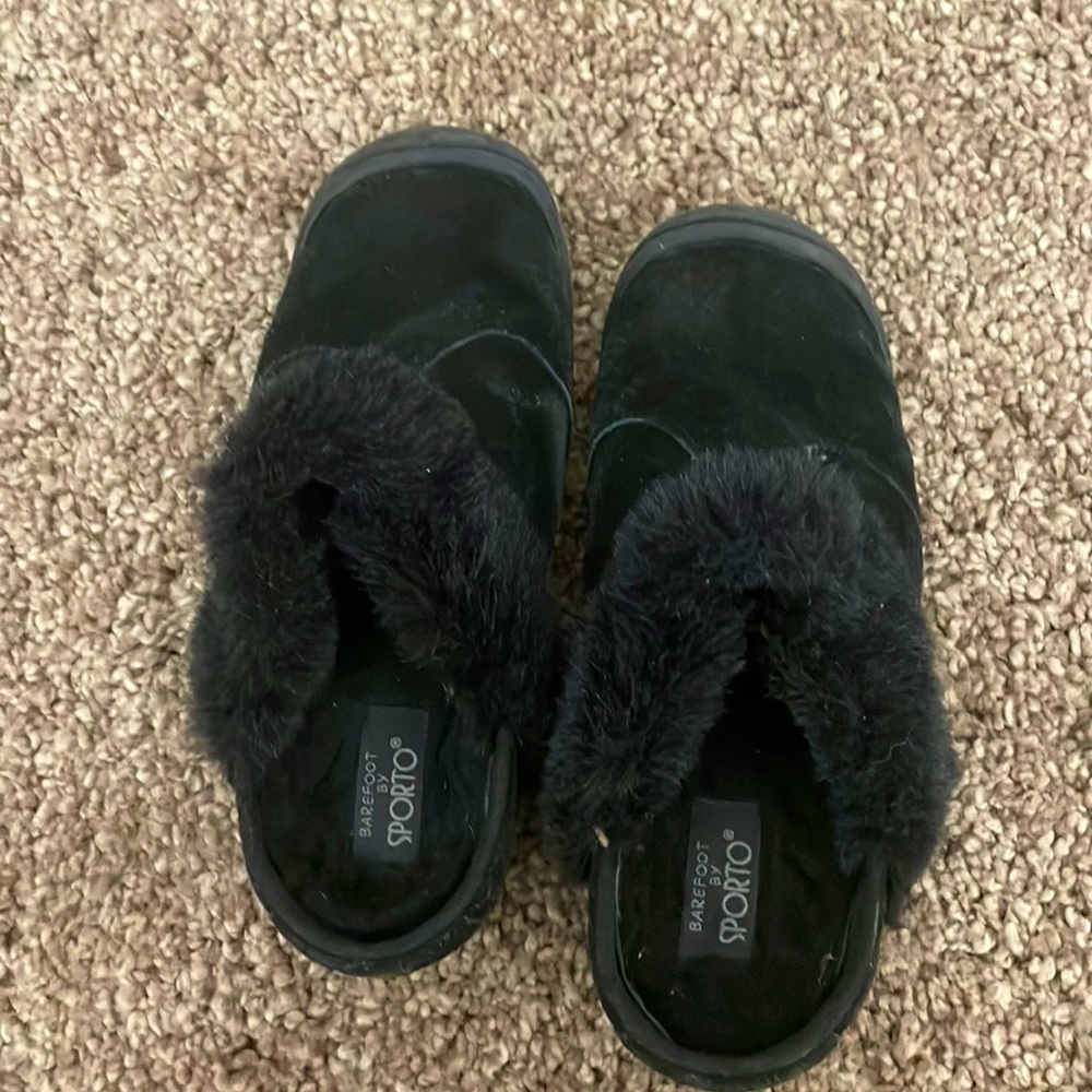 Barefoot By Sporto suede fur-lined meals.